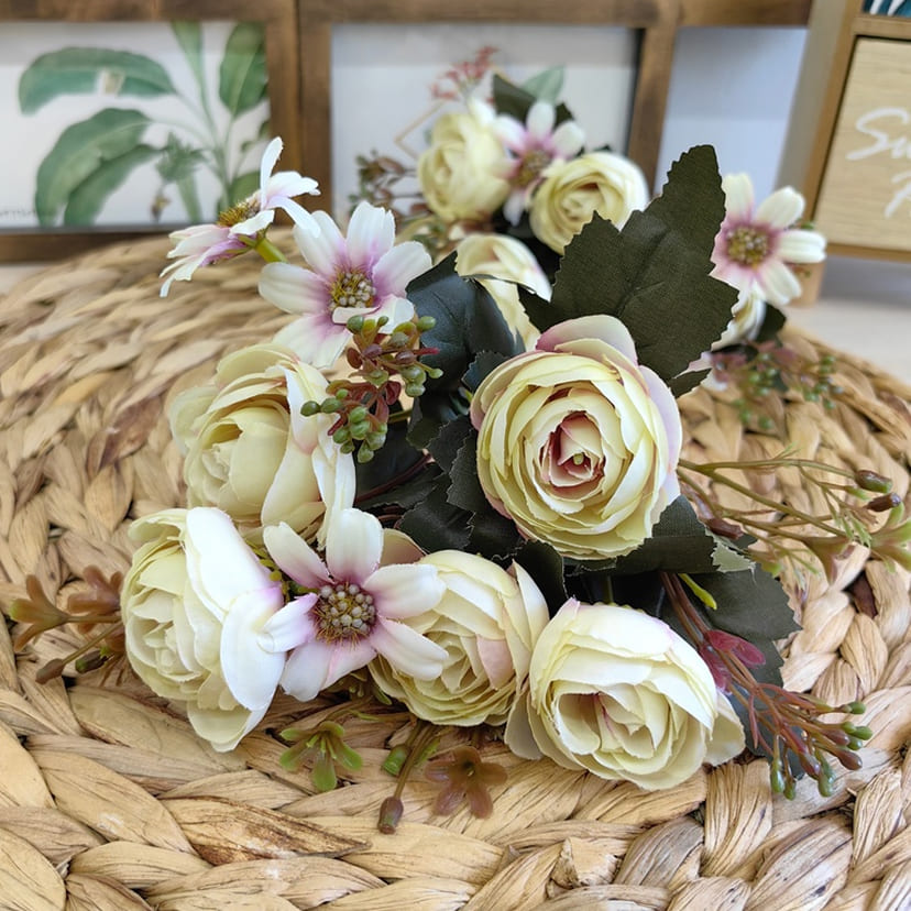 Искусственные цветы в Екатеринбурге | Цветы искусственные «Камелии с мелкоцветом», сиренево-молочные, букет